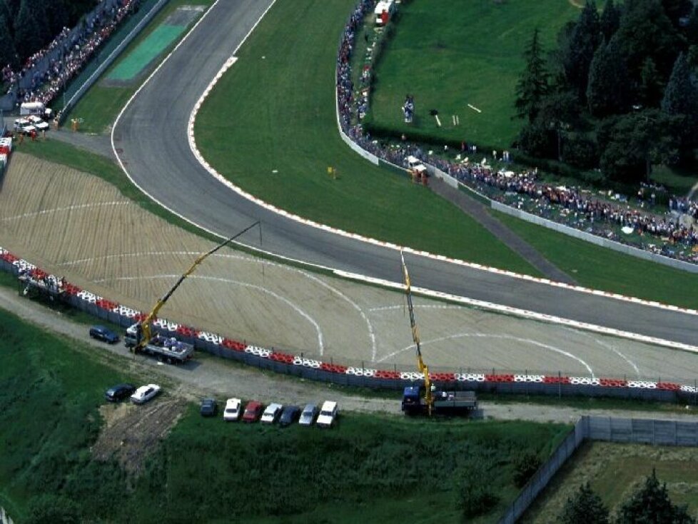 Die Piratella-Kurve in Imola 1994 mit Kiesbett auf der Außenseite