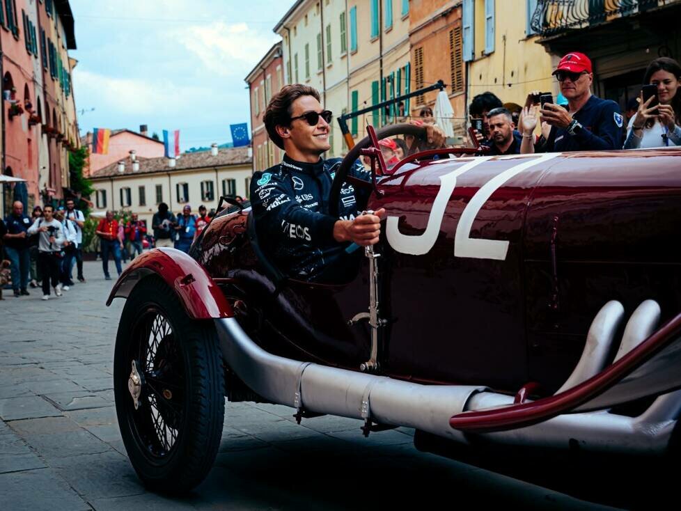 Umjubelte Ankunft: Russell fährt im Mercedes-Oldtimer vor