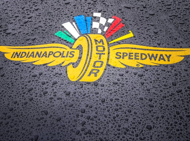 Logo im Regen: Indianapolis Motor Speedway