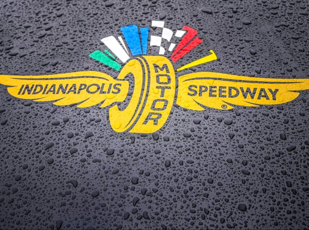 Logo im Regen: Indianapolis Motor Speedway Logo im Regen: Indianapolis Motor Speedway