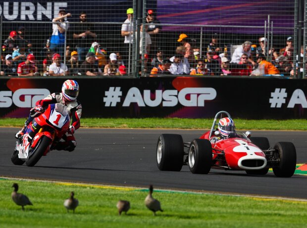 Mick Doohan (auf dem Motorrad) und Jack Doohan (im Rennauto) bei Demofahrten in Melbourne 2024