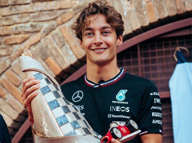 Mercedes-Pilot George Russell mit der begehrten Bandini-Trophäe