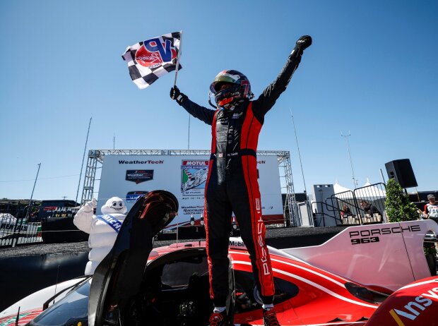 Titel-Bild zur News: Nick Tandy feiert den 100. Penske-Sportwagensieg auf dem Laguna Seca Raceway