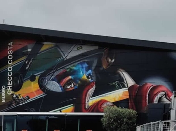 Unvergessen: Ayrton Senna trohnt über der Strecke in Imola Unvergessen: Ayrton Senna trohnt über der Strecke in Imola