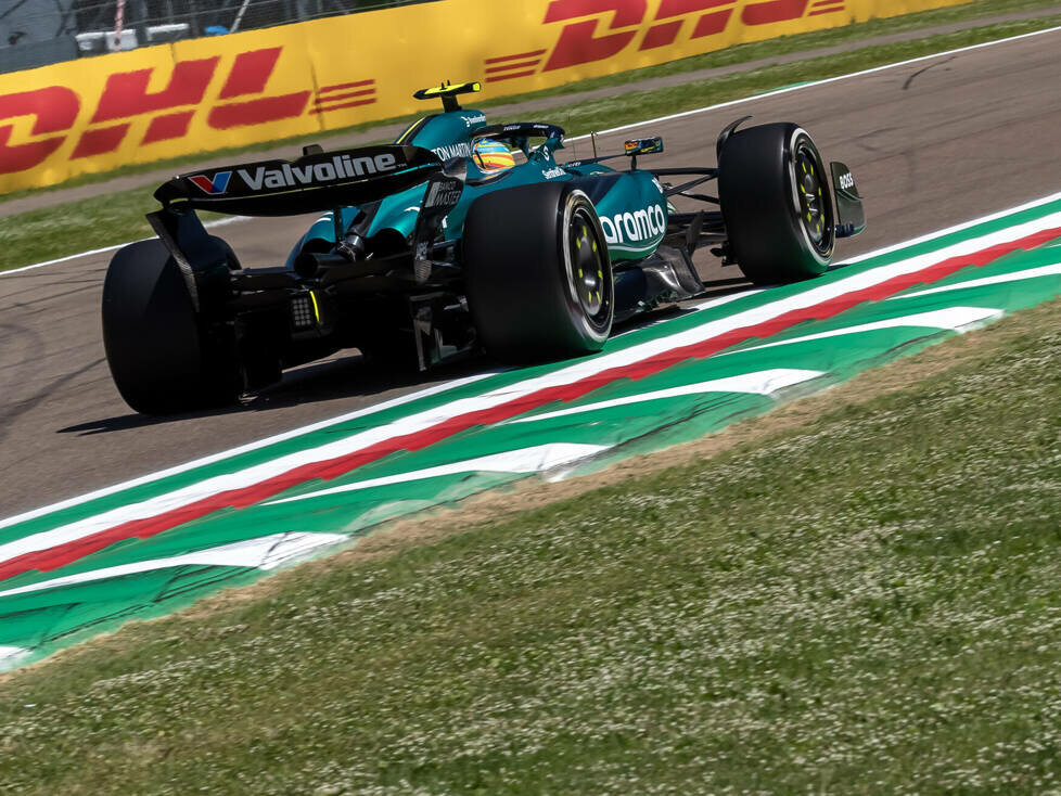 Fernando Alonso (aston Martin AMR24) beim Formel-1-Rennen in Imola 2024