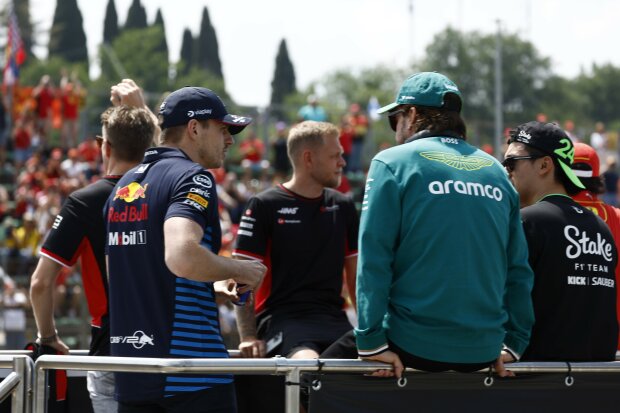 Guanyu Zhou Max Verstappen Fernando Alonso Ferrari Ferrari F1Red Bull Red Bull F1Aston Martin Aston Martin F1Sauber Sauber F1 ~Guanyu Zhou (Sauber), Max Verstappen (Red Bull) und Fernando Alonso (Aston Martin) ~ 