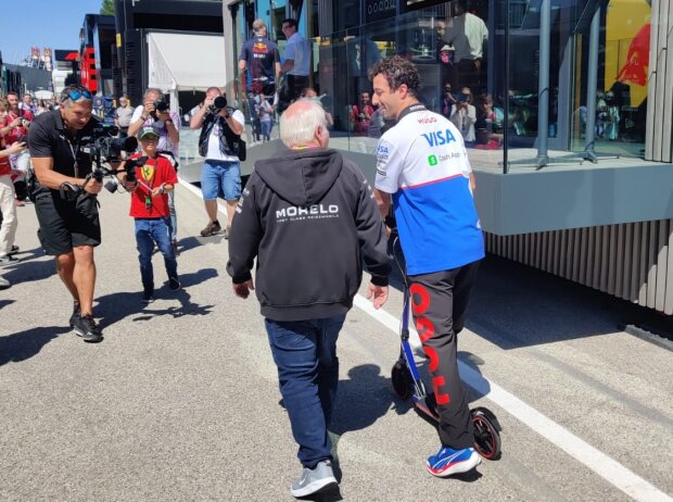 Norbert Vettel und Daniel Ricciardo kommen plaudernd ins Imola-Fahrerlager