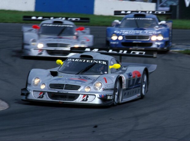Der Mercedes CLK-LM fuhr 1998 mit unterschiedlichen Kurbelwellen (in Blau der Vorgänger CLK-GTR)