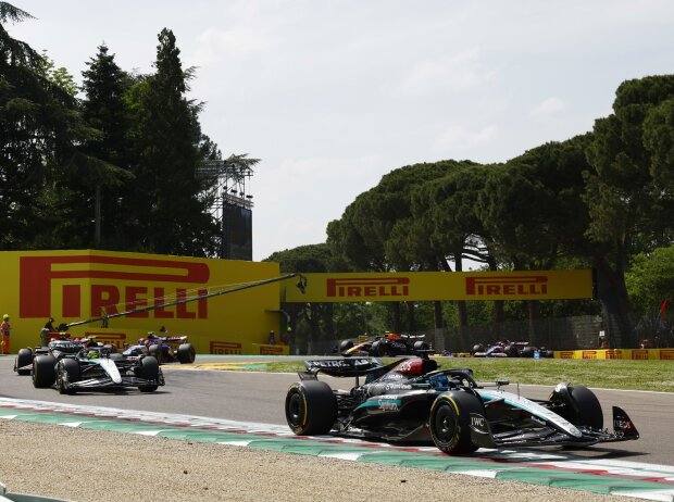 In der Startphase heftete sich Lewis Hamilton direkt an seinen Teamkollegen