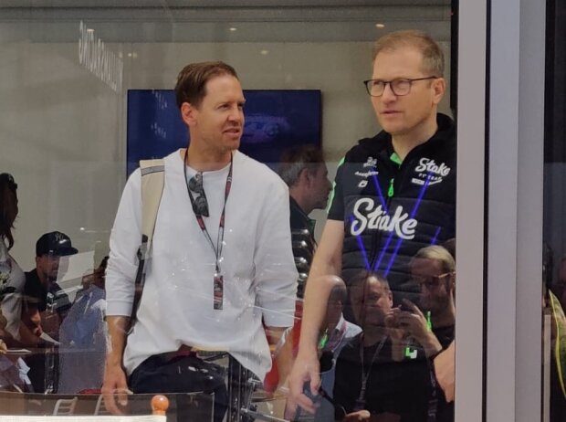 Vettel schaute bei vielen Teams rein, hier bei Audis Andreas Seidl Vettel schaute bei vielen Teams rein, hier bei Audis Andreas Seidl