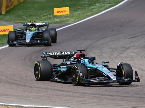 Titel-Bild zur News: George Russell und Lewis Hamilton beim Formel-1-Rennen in Imola 2024