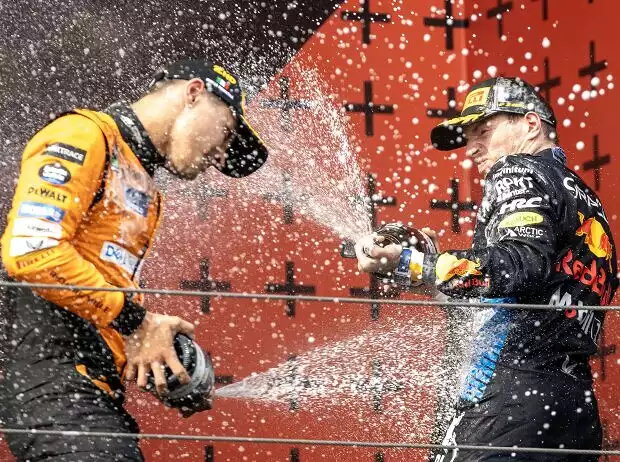 Max Verstappen und Lando Norris jubeln auf dem Formel-1-Podium in Imola 2024 Titel-Bild zur News: Max Verstappen und Lando Norris jubeln auf dem Formel-1-Podium in Imola 2024