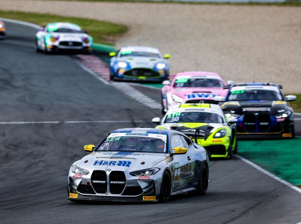 Alle jagen die Tabellenführer Schrey/Piana im BMW M4 GT4 Alle jagen die Tabellenführer Schrey/Piana im BMW M4 GT4