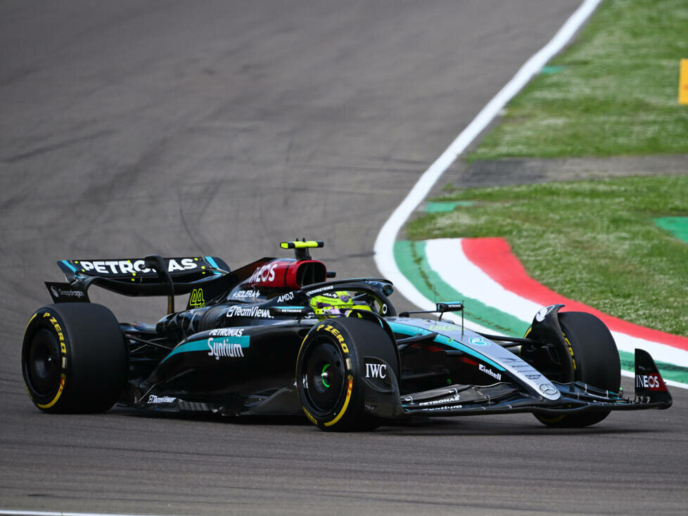 Lewis Hamilton (Mercedes W15) beim Formel-1-Rennen in Imola 2024