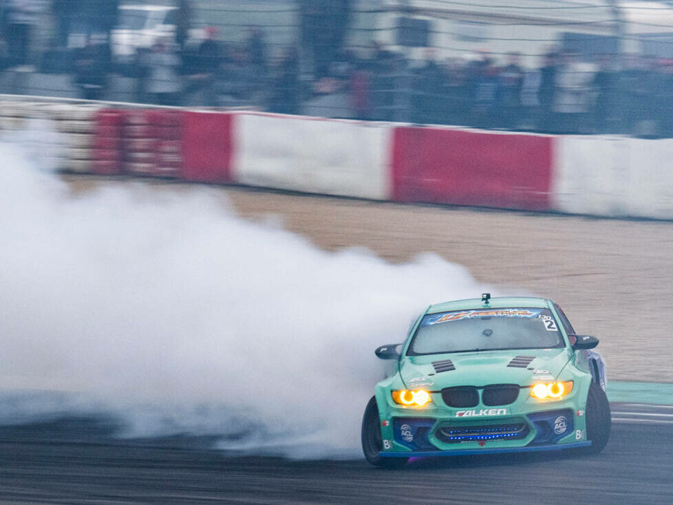 Die Falken-Dirft-Show heizt den Fans am Freitagabend ein