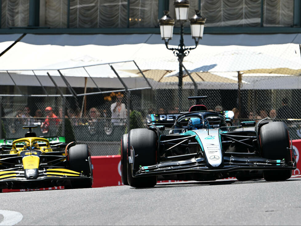 George Russell (Mercedes W15) vor Oscar Piastri (McLaren MCL38) beim Formel-1-Rennen in Monaco 2024