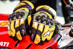 Francesco Bagnaia mit Handschuhen im Design von Ayrton Senna