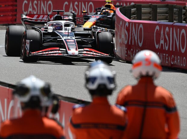 Kein Vorbeikommen: Perez steckt im Stau, wie hier hinter Kevin Magnussen Kein Vorbeikommen: Perez steckt im Stau, wie hier hinter Kevin Magnussen