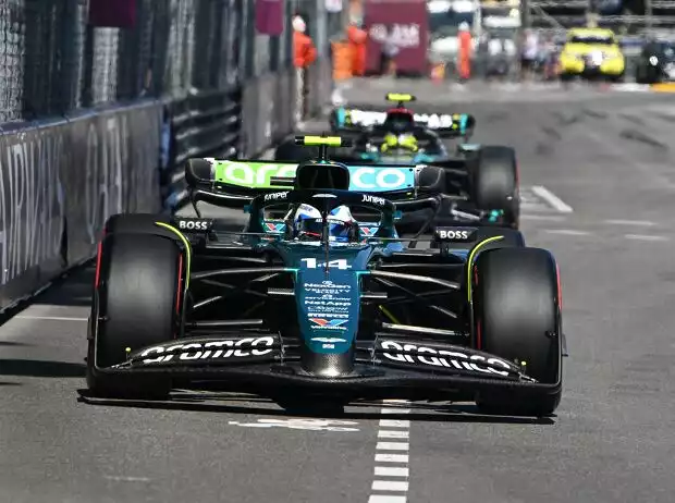 Fernando Alonso (Aston Martin) vor Lewis Hamilton (Mercedes) beim Formel-1-Rennen in Monaco 2024 Titel-Bild zur News: Fernando Alonso (Aston Martin) vor Lewis Hamilton (Mercedes) beim Formel-1-Rennen in Monaco 2024