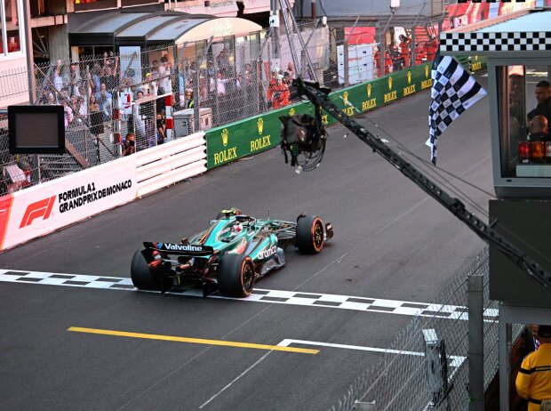 Erst bei der Zieldurchfahrt wurde Alonso seine wirkliche Position klar Erst bei der Zieldurchfahrt wurde Alonso seine wirkliche Position klar