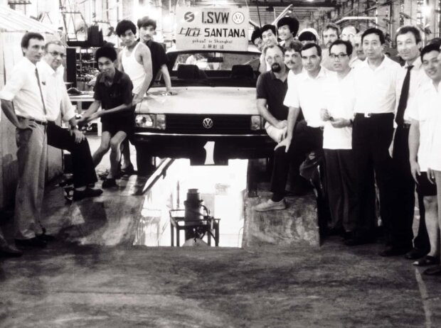 1984 - Brasilianer, Chinesen und Deutsche posieren mit dem ersten in Shanghai hergestellten Santana 1984 - Brasilianer, Chinesen und Deutsche posieren mit dem ersten in Shanghai hergestellten Santana