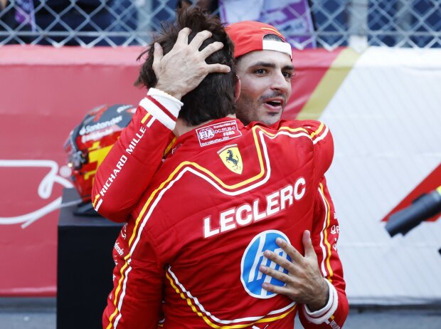 Echte Freude unter Teamkollege: Carlos Sainz herzt Sieger Charles Leclerc