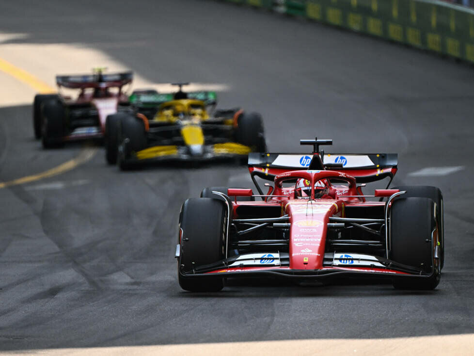 Charles Leclerc (Ferrari SF-24) vor Oscar Piastri (McLaren MCL38) und Carlos Sainz (Ferrari SF-24) beim Formel-1-Rennen in Monaco 2024