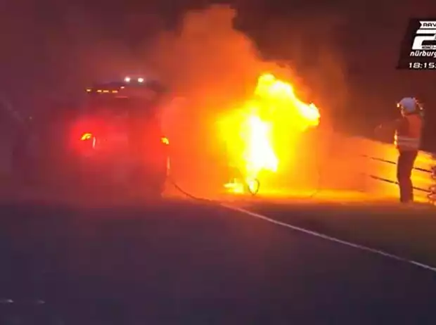 Das Feuer am Audi RS 3 aus der Klasse VT2 Heck- und Allradantrieb konnte nur mit Mühe gelöscht werden Titel-Bild zur News: Das Feuer am Audi RS 3 aus der Klasse VT2 Heck- und Allradantrieb konnte nur mit Mühe gelöscht werden