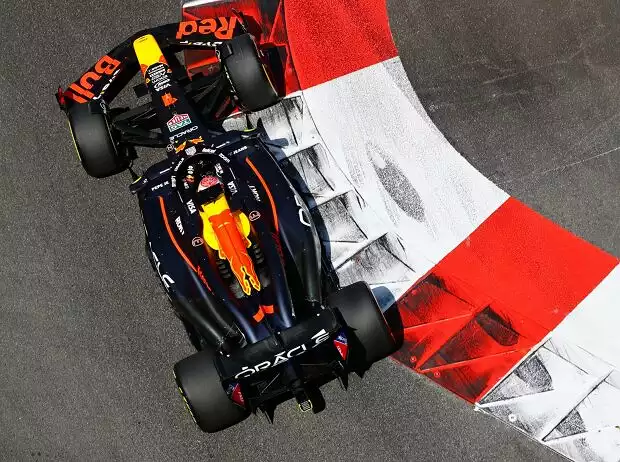 Titel-Bild zur News: Max Verstappen im Red Bull RB20 auf den Randsteinen beim Formel-1-Rennen in Monaco