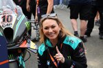 Teamchefin Faye Ho jubelt über den Sieg von Peter Hickman