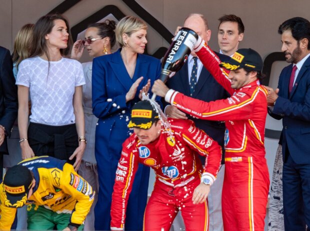 In Monaco war der Jubel groß: Carlos Sainz duscht Sieger Charles Leclerc In Monaco war der Jubel groß: Carlos Sainz duscht Sieger Charles Leclerc