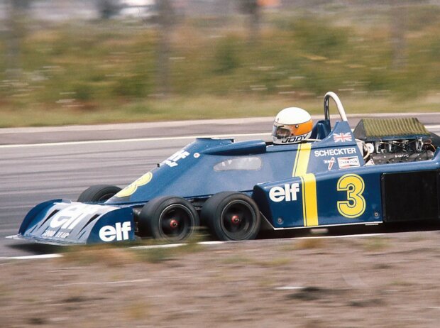 Der Tyrrell P34 von 1976 mit sechs Rädern und Jody Scheckter am Steuer Der Tyrrell P34 von 1976 mit sechs Rädern und Jody Scheckter am Steuer