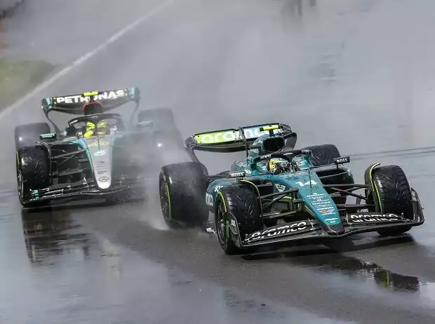 Fernando Alonso (Aston Martin AMR24) vor Lewis Hamilton (Mercedes W15) beim Formel-1-Rennen in Kanada 2024 Titel-Bild zur News: Fernando Alonso (Aston Martin AMR24) vor Lewis Hamilton (Mercedes W15) beim Formel-1-Rennen in Kanada 2024