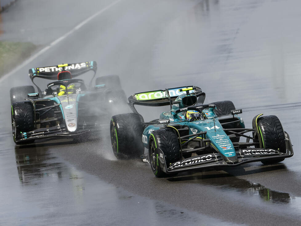 Fernando Alonso (Aston Martin AMR24) vor Lewis Hamilton (Mercedes W15) beim Formel-1-Rennen in Kanada 2024