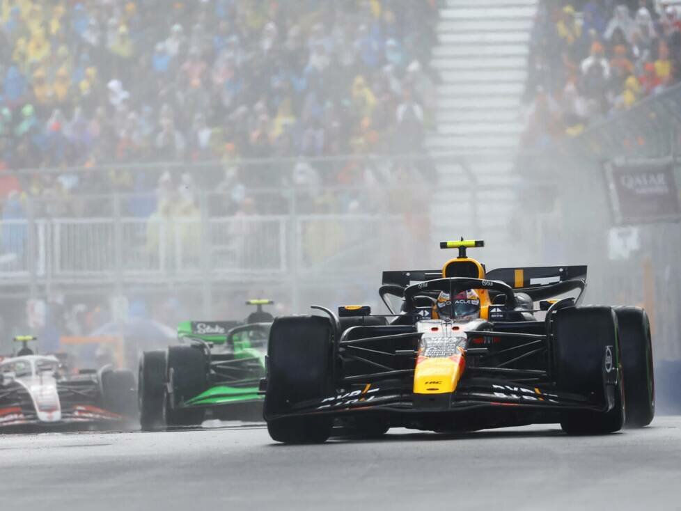 Sergio Perez im Red Bull bei einer Rennszene im Kanada-Grand-Prix 2024