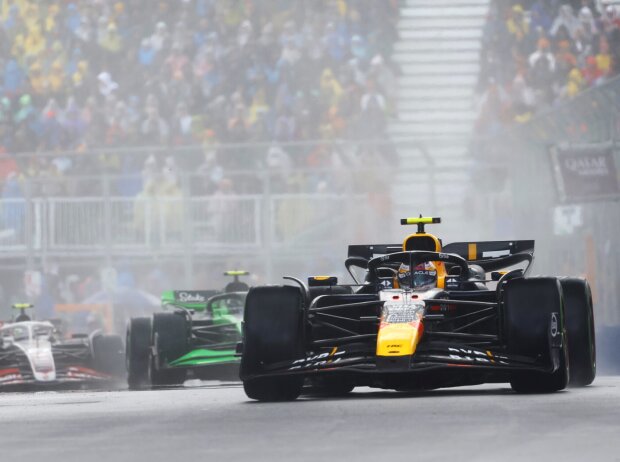 Sergio Perez im Red Bull bei einer Rennszene im Kanada-Grand-Prix 2024