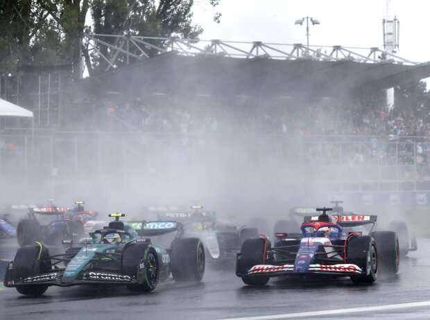 Schlechter Start: Auf den ersten Metern verliert Ricciardo Plätze, hier gegen Alonso