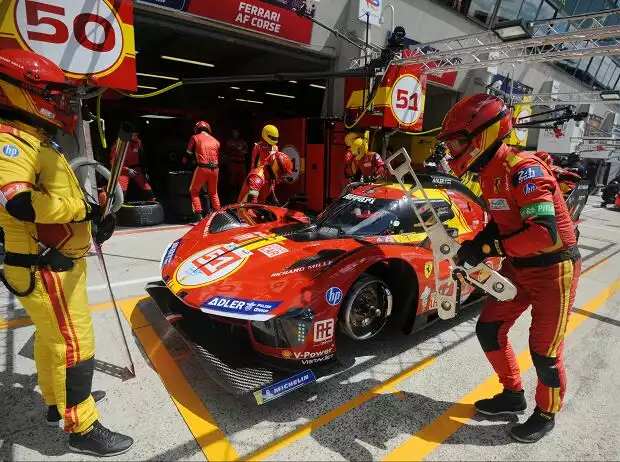 So wäre es richtig: Der Ferrari 499P ist in diesem Bild genau in seiner Box geparkt Titel-Bild zur News: So wäre es richtig: Der Ferrari 499P ist in diesem Bild genau in seiner Box geparkt