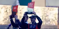Kevin Estre mit der Hyperpole-Trophäe bei den 24 Stunden von Le Mans 2024