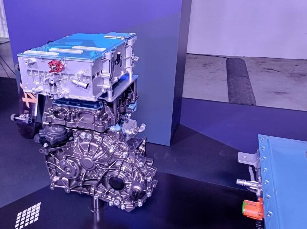 Dieser Stapel enthält von oben nach unten: Bordlader, Leistungselektronik sowie Motor und Getriebe (links wäre die Front des Autos, rechts die Batterie) Dieser Stapel enthält von oben nach unten: Bordlader, Leistungselektronik sowie Motor und Getriebe (links wäre die Front des Autos, rechts die Batterie)