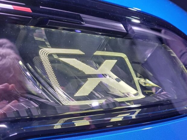 Scheinwerfer mit X-Muster im Deckglas Scheinwerfer mit X-Muster im Deckglas