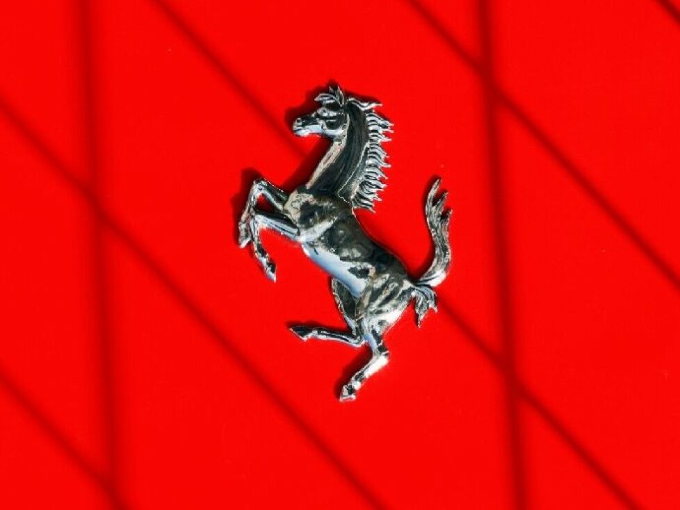 Ferrari-Logo: Das springende Pferd in Silber auf rotem Grund