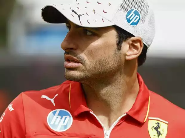 Ferrari-Fahrer Carlos Sainz im Formel-1-Fahrerlager in Barcelona 2024 Titel-Bild zur News: Ferrari-Fahrer Carlos Sainz im Formel-1-Fahrerlager in Barcelona 2024