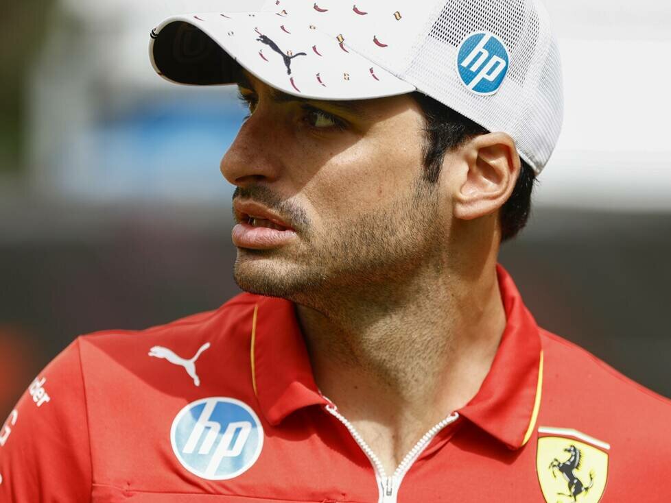 Ferrari-Fahrer Carlos Sainz im Formel-1-Fahrerlager in Barcelona 2024