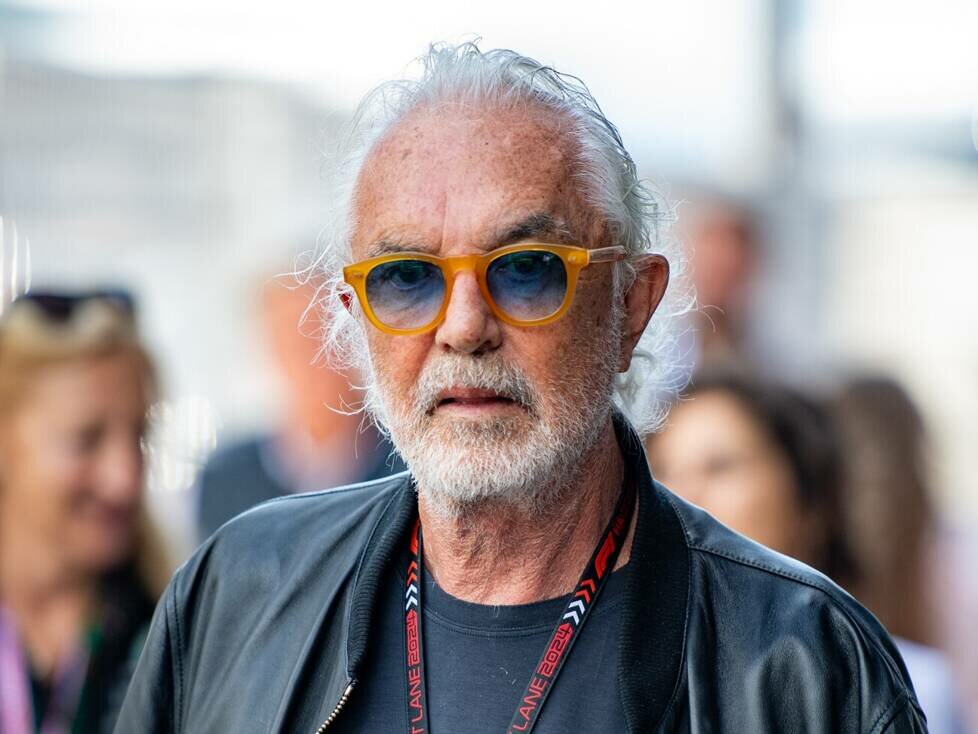 Flavio Briatore bei einem Besuch im Formel-1-Fahrerlager 2024