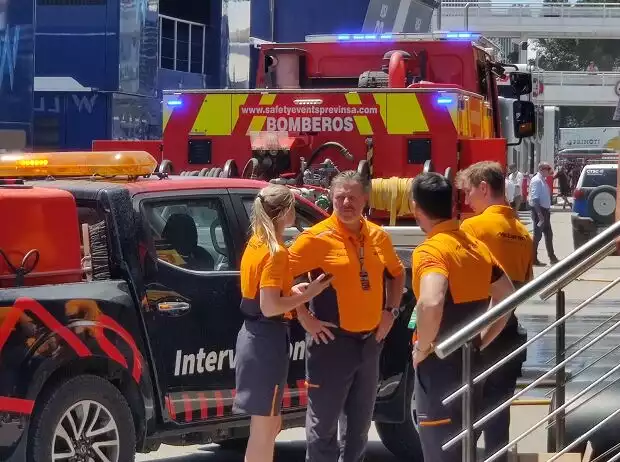Titel-Bild zur News: Zak Brown vor dem abgebrannten McLaren-Motorhome in Barcelona