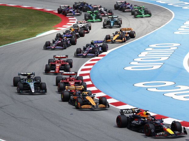 Am Start gerät Lewis Hamilton in Barcelona ordentlich unter Druck Am Start gerät Lewis Hamilton in Barcelona ordentlich unter Druck