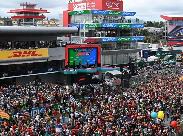 Titel-Bild zur News: Formel-1-Fans bei der Siegerehrung in Barcelona 2024