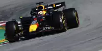Max Verstappen im Red Bull hat Lando Norris im McLaren im Rückspiegel