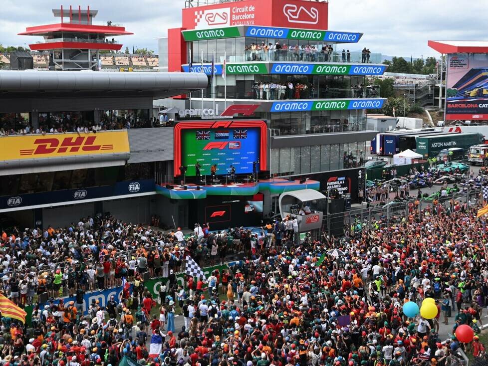 Formel-1-Fans bei der Siegerehrung in Barcelona 2024